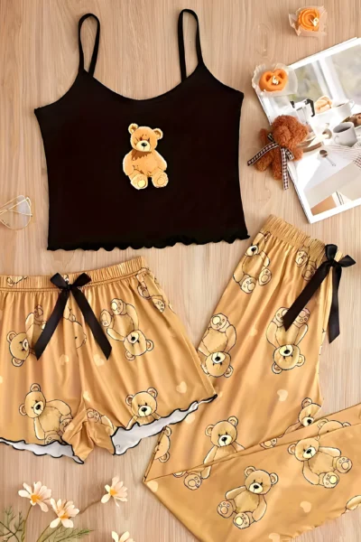 Niedlicher Bären-Print Damen-Schlafanzug – 3-teiliges Set mit Crop-Cami-Top, Shorts & Hose | Mit Salatbesatz & Rundhalsausschnitt. Bequeme Loungewear für Zuhause