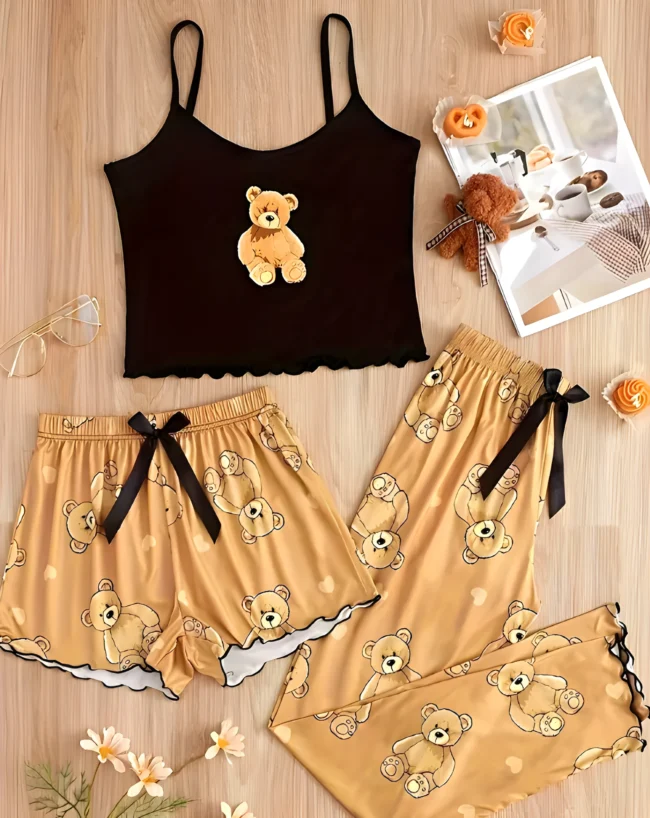 Niedlicher Bären-Print Damen-Schlafanzug – 3-teiliges Set mit Crop-Cami-Top, Shorts & Hose | Mit Salatbesatz & Rundhalsausschnitt. Bequeme Loungewear für Zuhause