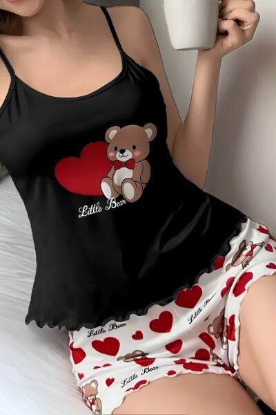 Damen-Pyjama-Set mit Bären- & Herzprint – Rüschenbesatz, rückenfreies Camisole und elastische Shorts | Süße Nachtwäsche für entspannte Stunden
