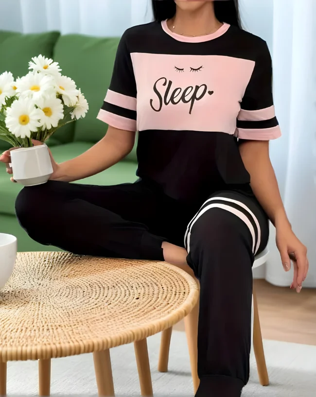 Damen Pyjama-Set – Schwarz mit Rosa Farbblock & "Sleep"-Print. Bequemes Kurzarm-Schlafanzug-Set mit elastischer Hose für jede Jahreszeit – Bild 2