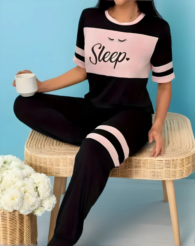 Damen Pyjama-Set – Schwarz mit Rosa Farbblock & "Sleep"-Print. Bequemes Kurzarm-Schlafanzug-Set mit elastischer Hose für jede Jahreszeit – Bild 4