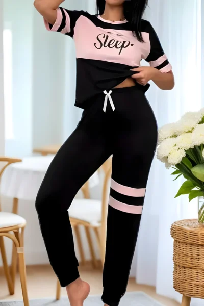 Damen Pyjama-Set – Schwarz mit Rosa Farbblock & "Sleep"-Print. Bequemes Kurzarm-Schlafanzug-Set mit elastischer Hose für jede Jahreszeit