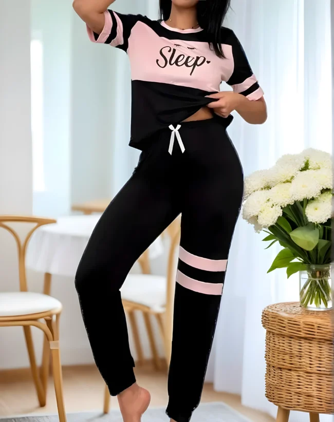 Damen Pyjama-Set – Schwarz mit Rosa Farbblock & "Sleep"-Print. Bequemes Kurzarm-Schlafanzug-Set mit elastischer Hose für jede Jahreszeit