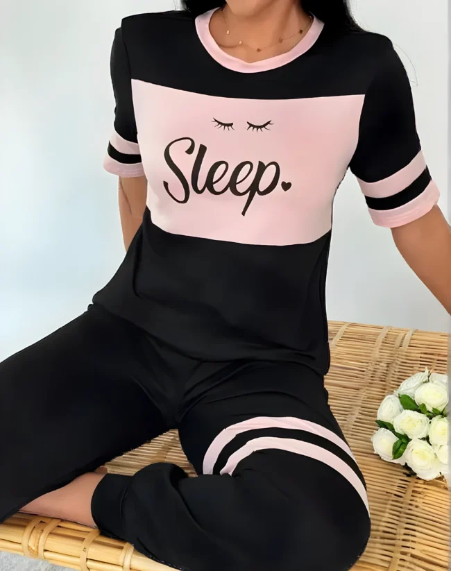 Damen Pyjama-Set – Schwarz mit Rosa Farbblock & "Sleep"-Print. Bequemes Kurzarm-Schlafanzug-Set mit elastischer Hose für jede Jahreszeit – Bild 5
