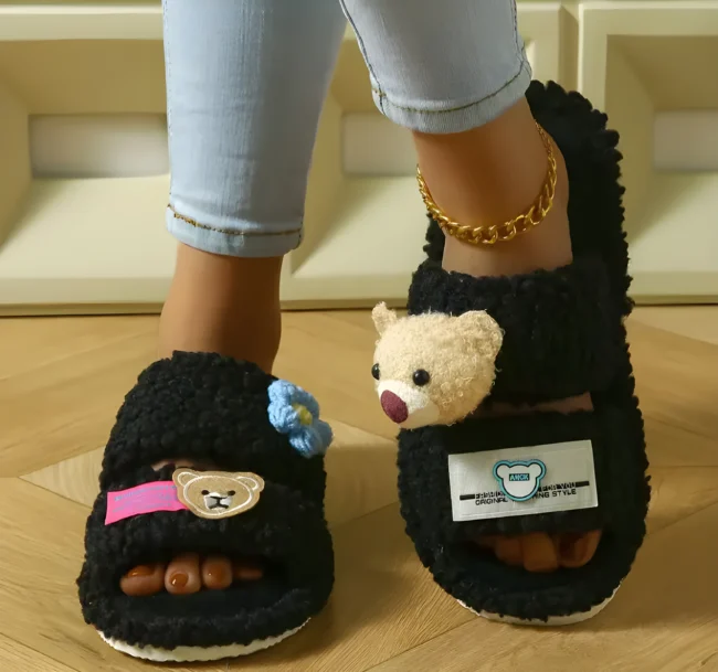 Damen Flauschige Hausschuhe in Dopaminfarben – Mit Cartoon-Bären-Design & Rutschfester Sohle | Perfekt für Herbst & Winter