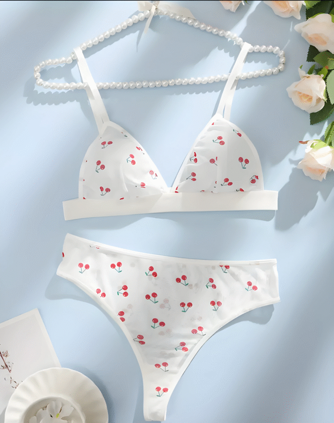Weibliches Lingerie-Set mit Kirschendruck – Weiß mit Rosa Kirschen & Grünen Blättern- Leichter BH & Mid-Waist Slip, Verspielte Damenunterwäsche aus transparentem Stoff