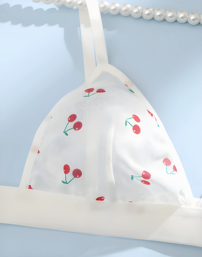 Weibliches Lingerie-Set mit Kirschendruck – Weiß mit Rosa Kirschen & Grünen Blättern- Leichter BH & Mid-Waist Slip, Verspielte Damenunterwäsche aus transparentem Stoff – Bild 4