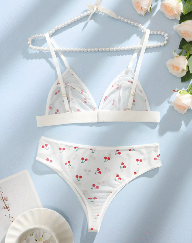 Weibliches Lingerie-Set mit Kirschendruck – Weiß mit Rosa Kirschen & Grünen Blättern- Leichter BH & Mid-Waist Slip, Verspielte Damenunterwäsche aus transparentem Stoff – Bild 6