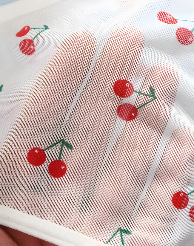 Weibliches Lingerie-Set mit Kirschendruck – Weiß mit Rosa Kirschen & Grünen Blättern- Leichter BH & Mid-Waist Slip, Verspielte Damenunterwäsche aus transparentem Stoff – Bild 2