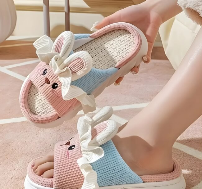 Damen-Hausschuhe zum Hineinschlüpfen mit Cartoon-Häschen. Rosa & Blaue Pastellfarben. Bequemes & Atmungsaktives Design für Zuhause – Bild 2