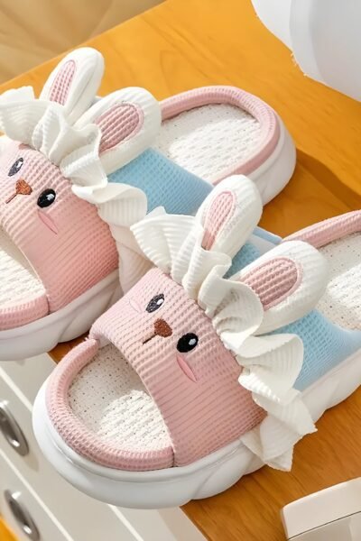 Damen-Hausschuhe zum Hineinschlüpfen mit Cartoon-Häschen. Rosa & Blaue Pastellfarben. Bequemes & Atmungsaktives Design für Zuhause