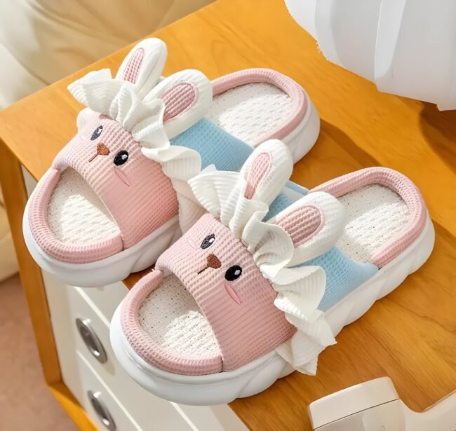 Damen-Hausschuhe zum Hineinschlüpfen mit Cartoon-Häschen. Rosa & Blaue Pastellfarben. Bequemes & Atmungsaktives Design für Zuhause