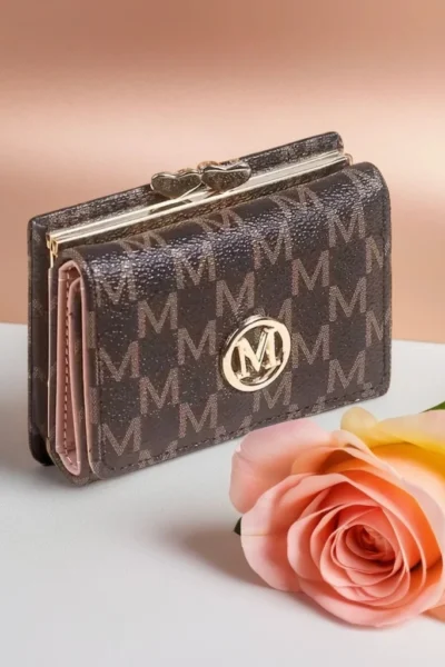 Metro Mode – Dreifach-Geldbörse mit „M“-Print & Schnellverschluss | Beige Futter, viele Kartenfächer für stilvolle Damen