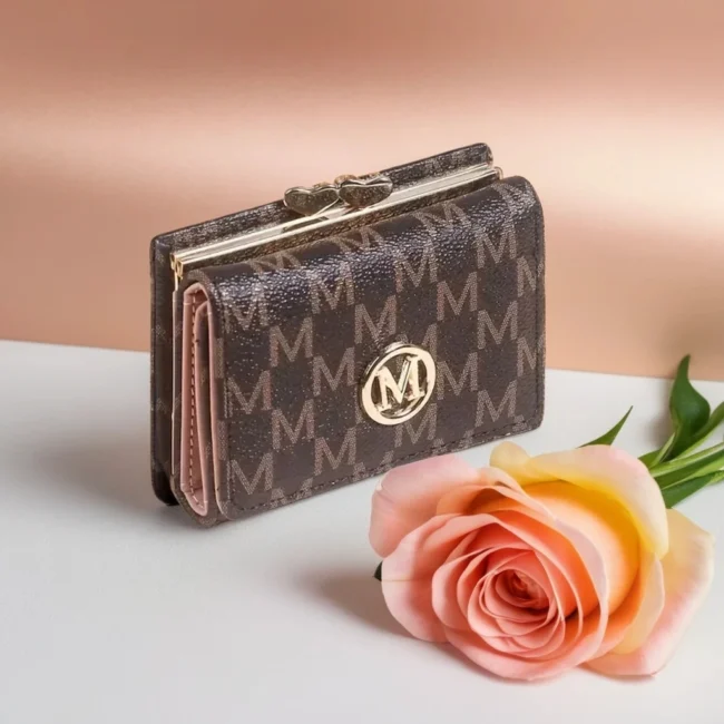 Metro Mode – Dreifach-Geldbörse mit „M“-Print & Schnellverschluss | Beige Futter, viele Kartenfächer für stilvolle Damen
