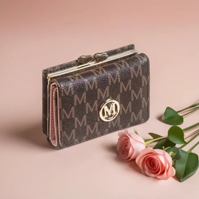 Metro Mode – Dreifach-Geldbörse mit „M“-Print & Schnellverschluss | Beige Futter, viele Kartenfächer für stilvolle Damen – Bild 3
